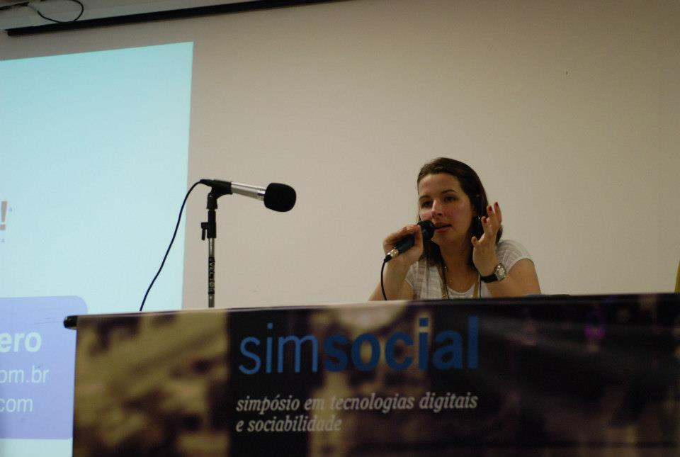 Pesquisadora Raquel Recuero (UCPel) durante a primeira conferência do SIMSOCIAL 2012. Foto: Matheus Pirajá