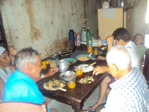 Almoço solidário da família de seu Arnou. Foto: Liliana Peixinho.