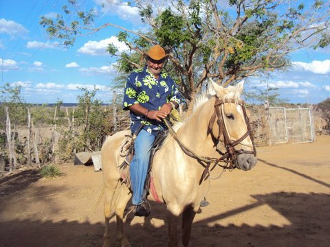 Seu Arnou vendeu as cabras que criava com dedicação, mas não se desfez do seu cavalo, Poltro, amigo fiel nas estradas caatingueiras. Foto: Liliana Peixinho.