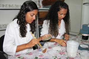 A estudante da Uneb Nayara Ranyelle e a mestranda Girlandia Miranda alimentando as joaninhas com a dieta artificial / Foto: Sheila Feitosa