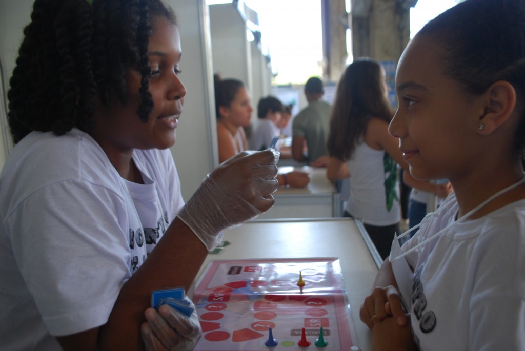 Fabíola (esq.) construiu o jogo “Bate bate coração” no centro de ciências e foi premiada no Encontro de Jovens Cientistas. Foto: Maykelly Souza