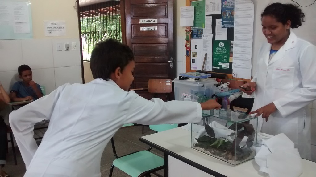 Rosimere continua o trabalho com os estudantes e mantém viva a ideologia de um melhor ensino de ciências para o país. Foto: Maykelly Souza